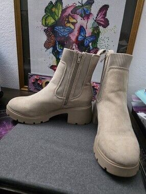 NO BOUNDARIES Chelsea Chunky Lug Sole Ankle Boots.